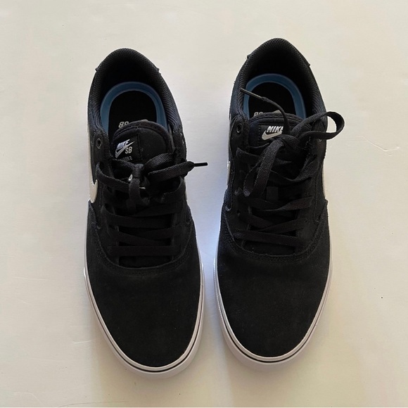 Black Lace-Up Nike Unisex Sneakers - Picture 1 of 11